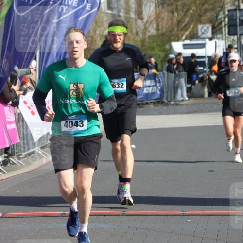 12.04.2026 - 45. Internationalen Wilhelmsburger Insellauf Strokosch-Dieckow http://msf.ph/oto/9452225 12.04.2026 10:34:09 Ziel 4945, 4043, 2632, 2504 meine-sportfotos.de