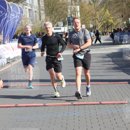 12.04.2026 - 45. Internationalen Wilhelmsburger Insellauf Strokosch-Dieckow http://msf.ph/oto/9452272 12.04.2026 10:34:28 Ziel 3841, 3605, 2547, 3424, 3924 meine-sportfotos.de