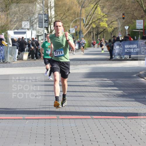 12.04.2026 - 45. Internationalen Wilhelmsburger Insellauf Strokosch-Dieckow http://msf.ph/oto/9452275 12.04.2026 10:22:23 Ziel 3930, 3317, 3771 meine-sportfotos.de