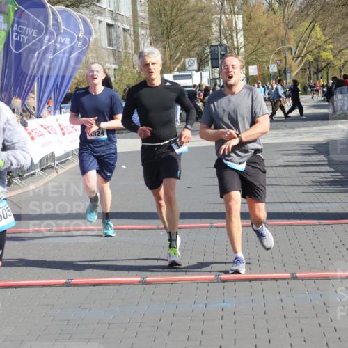 12.04.2026 - 45. Internationalen Wilhelmsburger Insellauf Strokosch-Dieckow http://msf.ph/oto/9452276 12.04.2026 10:34:28 Ziel 3841, 3605, 2547, 3424, 3924 meine-sportfotos.de