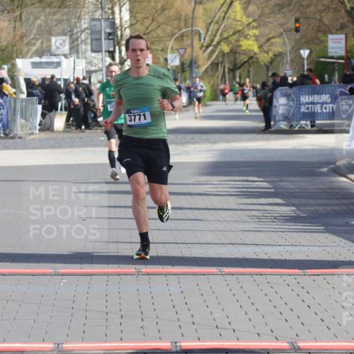 12.04.2026 - 45. Internationalen Wilhelmsburger Insellauf Strokosch-Dieckow http://msf.ph/oto/9452280 12.04.2026 10:22:23 Ziel 3930, 3317, 3771 meine-sportfotos.de