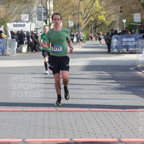 12.04.2026 - 45. Internationalen Wilhelmsburger Insellauf Strokosch-Dieckow http://msf.ph/oto/9452282 12.04.2026 10:22:23 Ziel 3930, 3317, 3771 meine-sportfotos.de
