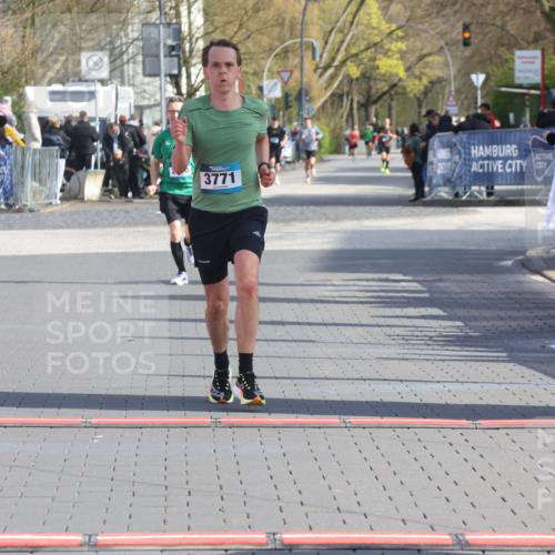 12.04.2026 - 45. Internationalen Wilhelmsburger Insellauf Strokosch-Dieckow http://msf.ph/oto/9452285 12.04.2026 10:22:23 Ziel 3930, 3317, 3771 meine-sportfotos.de