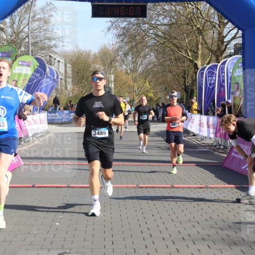 12.04.2026 - 45. Internationalen Wilhelmsburger Insellauf Strokosch-Dieckow http://msf.ph/oto/9452378 12.04.2026 10:35:05 Ziel 3485, 3133, 4807, 3385 meine-sportfotos.de