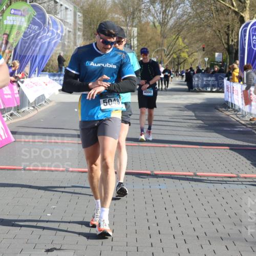 12.04.2026 - 45. Internationalen Wilhelmsburger Insellauf Strokosch-Dieckow http://msf.ph/oto/9452418 12.04.2026 10:35:26 Ziel 5036, 5048, 2423, 2814, 4000, 5551 meine-sportfotos.de