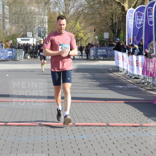 12.04.2026 - 45. Internationalen Wilhelmsburger Insellauf Strokosch-Dieckow http://msf.ph/oto/9452470 12.04.2026 10:23:18 Ziel 4384, 4291 meine-sportfotos.de