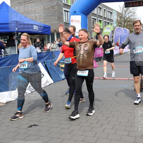 12.04.2026 - 45. Internationalen Wilhelmsburger Insellauf Strokosch-Dieckow http://msf.ph/oto/9452484 12.04.2026 13:09:35 Ziel 4453, 4204, 4611, 2440, 2011 meine-sportfotos.de