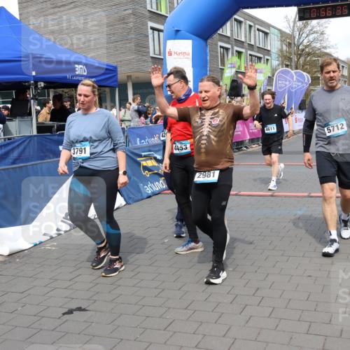 12.04.2026 - 45. Internationalen Wilhelmsburger Insellauf Strokosch-Dieckow http://msf.ph/oto/9452500 12.04.2026 13:09:35 Ziel 4453, 4204, 4611, 2440, 2011 meine-sportfotos.de