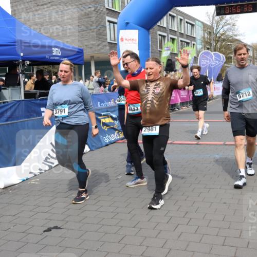 12.04.2026 - 45. Internationalen Wilhelmsburger Insellauf Strokosch-Dieckow http://msf.ph/oto/9452504 12.04.2026 13:09:34 Ziel 5712, 3791, 4453, 4204, 4611, 2440, 2011 meine-sportfotos.de