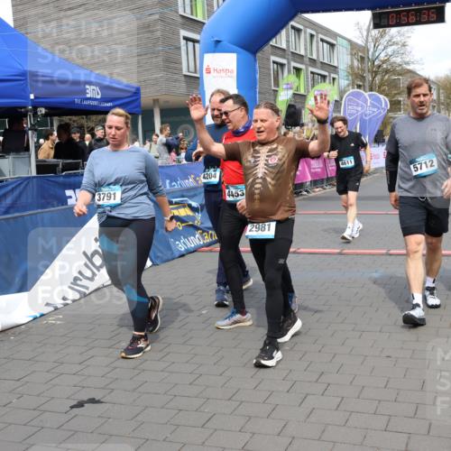 12.04.2026 - 45. Internationalen Wilhelmsburger Insellauf Strokosch-Dieckow http://msf.ph/oto/9452508 12.04.2026 13:09:34 Ziel 5712, 3791, 4453, 4204, 4611, 2440, 2011 meine-sportfotos.de
