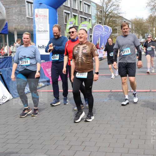 12.04.2026 - 45. Internationalen Wilhelmsburger Insellauf Strokosch-Dieckow http://msf.ph/oto/9452513 12.04.2026 13:09:34 Ziel 5712, 3791, 4453, 4204, 4611, 2440, 2011 meine-sportfotos.de