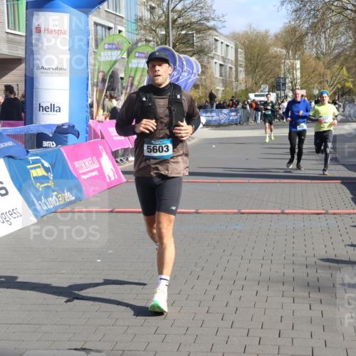 12.04.2026 - 45. Internationalen Wilhelmsburger Insellauf Strokosch-Dieckow http://msf.ph/oto/9452514 12.04.2026 10:36:03 Ziel 5603, 4521, 5731 meine-sportfotos.de