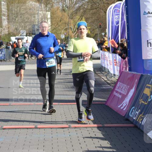 12.04.2026 - 45. Internationalen Wilhelmsburger Insellauf Strokosch-Dieckow http://msf.ph/oto/9452516 12.04.2026 10:36:05 Ziel 5603, 4521, 5731, 5950 meine-sportfotos.de