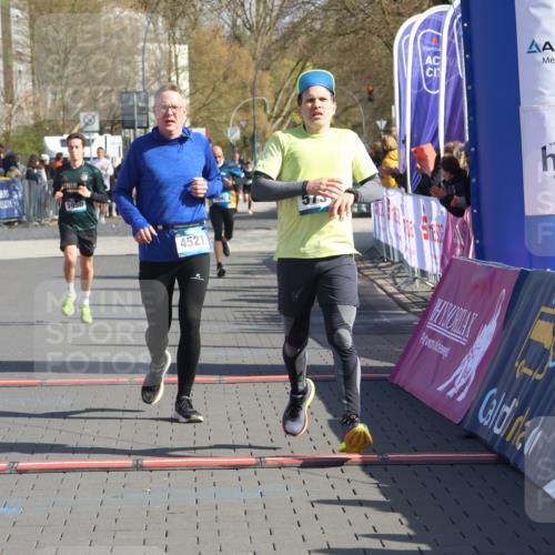 12.04.2026 - 45. Internationalen Wilhelmsburger Insellauf Strokosch-Dieckow http://msf.ph/oto/9452521 12.04.2026 10:36:05 Ziel 5603, 4521, 5731, 5950 meine-sportfotos.de