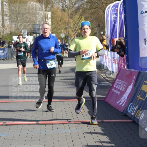 12.04.2026 - 45. Internationalen Wilhelmsburger Insellauf Strokosch-Dieckow http://msf.ph/oto/9452524 12.04.2026 10:36:05 Ziel 5603, 4521, 5731, 5950 meine-sportfotos.de