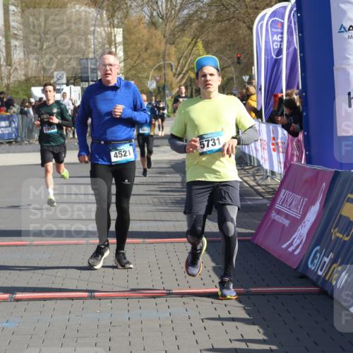 12.04.2026 - 45. Internationalen Wilhelmsburger Insellauf Strokosch-Dieckow http://msf.ph/oto/9452526 12.04.2026 10:36:05 Ziel 5603, 4521, 5731, 5950 meine-sportfotos.de