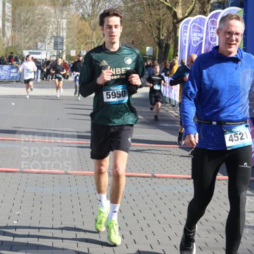 12.04.2026 - 45. Internationalen Wilhelmsburger Insellauf Strokosch-Dieckow http://msf.ph/oto/9452540 12.04.2026 10:36:10 Ziel 5731, 5950, 5042, 4050, 5589 meine-sportfotos.de