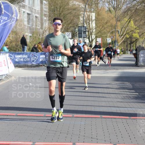 12.04.2026 - 45. Internationalen Wilhelmsburger Insellauf Strokosch-Dieckow http://msf.ph/oto/9452580 12.04.2026 10:23:56 Ziel 4953, 5237, 4381 meine-sportfotos.de