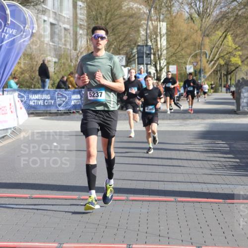 12.04.2026 - 45. Internationalen Wilhelmsburger Insellauf Strokosch-Dieckow http://msf.ph/oto/9452583 12.04.2026 10:23:56 Ziel 4953, 5237, 4381 meine-sportfotos.de