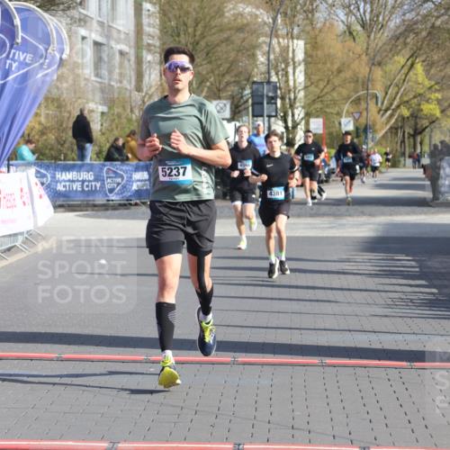 12.04.2026 - 45. Internationalen Wilhelmsburger Insellauf Strokosch-Dieckow http://msf.ph/oto/9452586 12.04.2026 10:23:56 Ziel 4953, 5237, 4381 meine-sportfotos.de