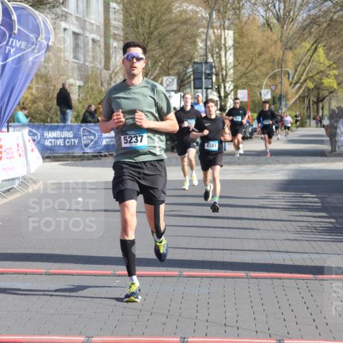 12.04.2026 - 45. Internationalen Wilhelmsburger Insellauf Strokosch-Dieckow http://msf.ph/oto/9452588 12.04.2026 10:23:56 Ziel 4953, 5237, 4381 meine-sportfotos.de
