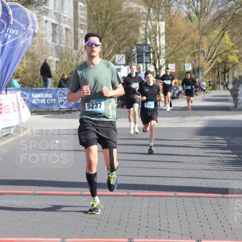 12.04.2026 - 45. Internationalen Wilhelmsburger Insellauf Strokosch-Dieckow http://msf.ph/oto/9452591 12.04.2026 10:23:56 Ziel 4953, 5237, 4381 meine-sportfotos.de