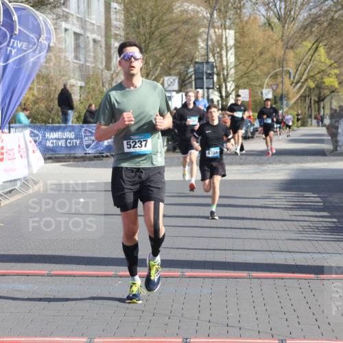 12.04.2026 - 45. Internationalen Wilhelmsburger Insellauf Strokosch-Dieckow http://msf.ph/oto/9452594 12.04.2026 10:23:56 Ziel 4953, 5237, 4381 meine-sportfotos.de