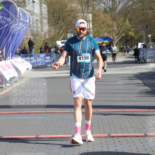 12.04.2026 - 45. Internationalen Wilhelmsburger Insellauf Strokosch-Dieckow http://msf.ph/oto/9452650 12.04.2026 10:36:35 Ziel 4190, 4439 meine-sportfotos.de
