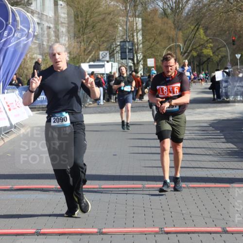 12.04.2026 - 45. Internationalen Wilhelmsburger Insellauf Strokosch-Dieckow http://msf.ph/oto/9452748 12.04.2026 10:36:56 Ziel 2090, 5691 meine-sportfotos.de