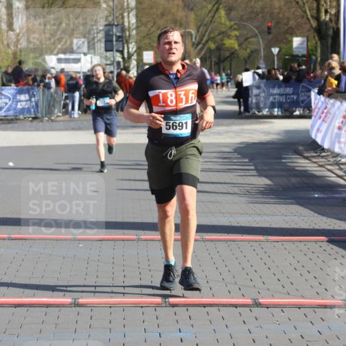 12.04.2026 - 45. Internationalen Wilhelmsburger Insellauf Strokosch-Dieckow http://msf.ph/oto/9452751 12.04.2026 10:36:57 Ziel 2090, 5691, 3796 meine-sportfotos.de
