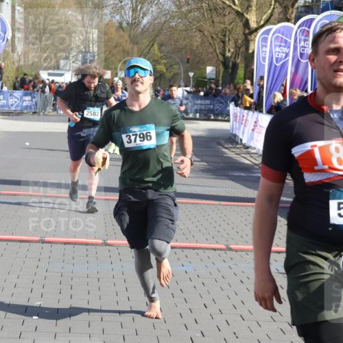 12.04.2026 - 45. Internationalen Wilhelmsburger Insellauf Strokosch-Dieckow http://msf.ph/oto/9452763 12.04.2026 10:37:02 Ziel 3796, 2582, 3629, 3894 meine-sportfotos.de