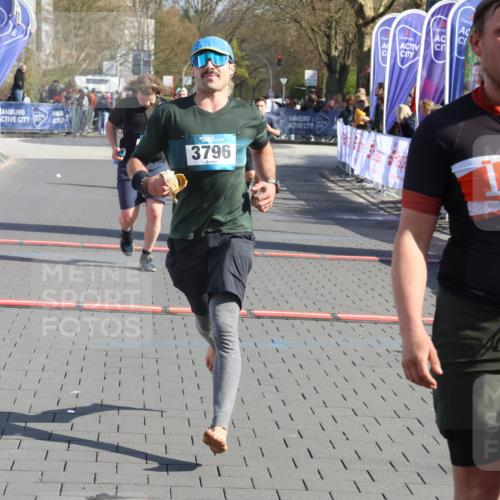 12.04.2026 - 45. Internationalen Wilhelmsburger Insellauf Strokosch-Dieckow http://msf.ph/oto/9452767 12.04.2026 10:37:02 Ziel 3796, 2582, 3629, 3894 meine-sportfotos.de