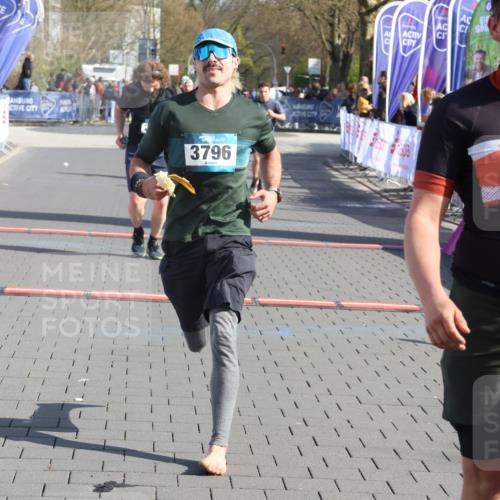 12.04.2026 - 45. Internationalen Wilhelmsburger Insellauf Strokosch-Dieckow http://msf.ph/oto/9452770 12.04.2026 10:37:02 Ziel 3796, 2582, 3629, 3894 meine-sportfotos.de