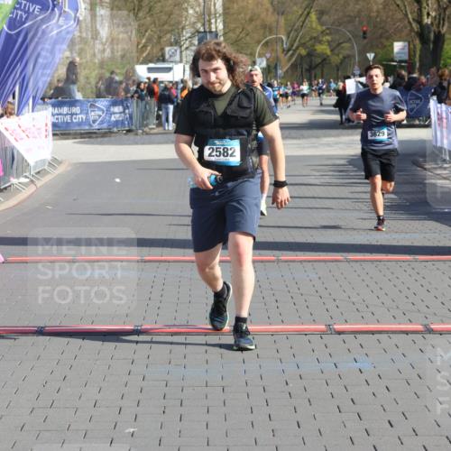12.04.2026 - 45. Internationalen Wilhelmsburger Insellauf Strokosch-Dieckow http://msf.ph/oto/9452785 12.04.2026 10:37:03 Ziel 3796, 2582, 3629, 3894 meine-sportfotos.de