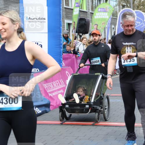 12.04.2026 - 45. Internationalen Wilhelmsburger Insellauf Strokosch-Dieckow http://msf.ph/oto/9452790 12.04.2026 13:08:42 Ziel 5215, 4940, 4454 meine-sportfotos.de