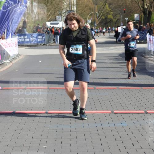 12.04.2026 - 45. Internationalen Wilhelmsburger Insellauf Strokosch-Dieckow http://msf.ph/oto/9452791 12.04.2026 10:37:04 Ziel 3796, 2582, 3629, 3894 meine-sportfotos.de