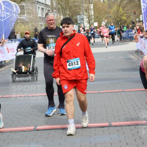 12.04.2026 - 45. Internationalen Wilhelmsburger Insellauf Strokosch-Dieckow http://msf.ph/oto/9452801 12.04.2026 13:08:39 Ziel 4912, 4300, 3135, 3795, 5215, 4940 meine-sportfotos.de