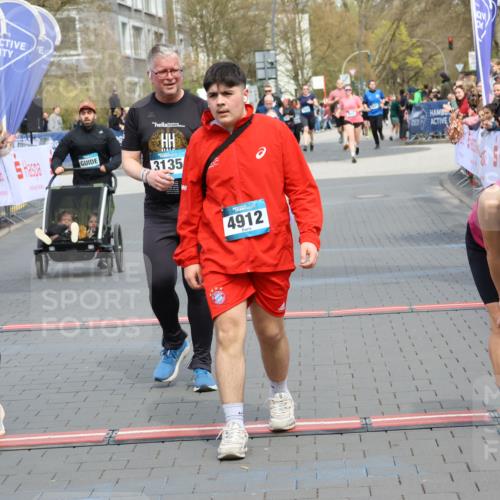 12.04.2026 - 45. Internationalen Wilhelmsburger Insellauf Strokosch-Dieckow http://msf.ph/oto/9452804 12.04.2026 13:08:39 Ziel 4912, 4300, 3135, 3795, 5215, 4940 meine-sportfotos.de