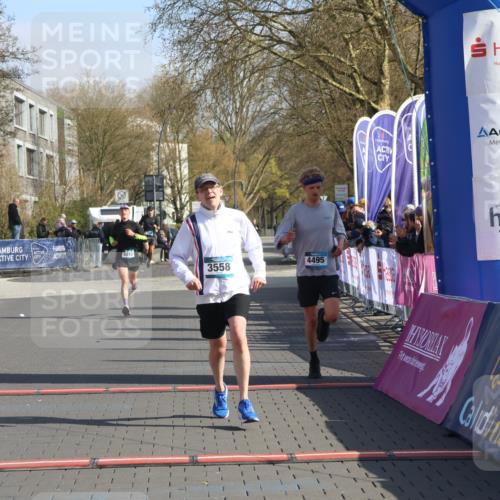 12.04.2026 - 45. Internationalen Wilhelmsburger Insellauf Strokosch-Dieckow http://msf.ph/oto/9452827 12.04.2026 10:25:20 Ziel 3558, 4495, 5415 meine-sportfotos.de