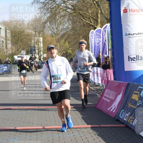 12.04.2026 - 45. Internationalen Wilhelmsburger Insellauf Strokosch-Dieckow http://msf.ph/oto/9452837 12.04.2026 10:25:20 Ziel 3558, 4495, 5415 meine-sportfotos.de