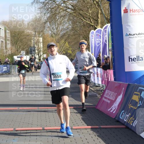 12.04.2026 - 45. Internationalen Wilhelmsburger Insellauf Strokosch-Dieckow http://msf.ph/oto/9452840 12.04.2026 10:25:20 Ziel 3558, 4495, 5415 meine-sportfotos.de