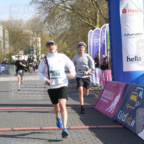 12.04.2026 - 45. Internationalen Wilhelmsburger Insellauf Strokosch-Dieckow http://msf.ph/oto/9452842 12.04.2026 10:25:20 Ziel 3558, 4495, 5415 meine-sportfotos.de