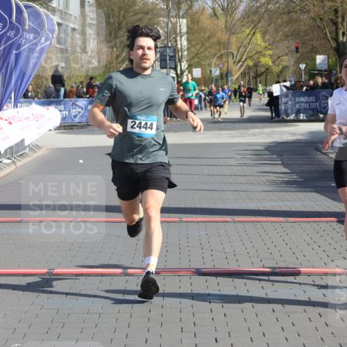 12.04.2026 - 45. Internationalen Wilhelmsburger Insellauf Strokosch-Dieckow http://msf.ph/oto/9452854 12.04.2026 10:37:27 Ziel 5567, 2375, 2444, 3670, 2451 meine-sportfotos.de