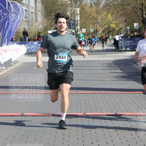 12.04.2026 - 45. Internationalen Wilhelmsburger Insellauf Strokosch-Dieckow http://msf.ph/oto/9452857 12.04.2026 10:37:28 Ziel 2375, 2444, 3670, 2451 meine-sportfotos.de