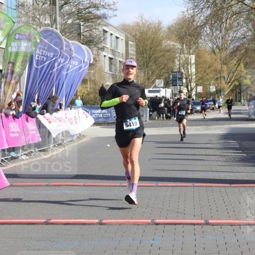 12.04.2026 - 45. Internationalen Wilhelmsburger Insellauf Strokosch-Dieckow http://msf.ph/oto/9452873 12.04.2026 10:25:23 Ziel 3558, 4495, 5415 meine-sportfotos.de