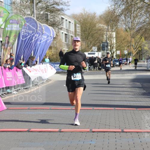 12.04.2026 - 45. Internationalen Wilhelmsburger Insellauf Strokosch-Dieckow http://msf.ph/oto/9452881 12.04.2026 10:25:24 Ziel 3558, 4495, 5415 meine-sportfotos.de