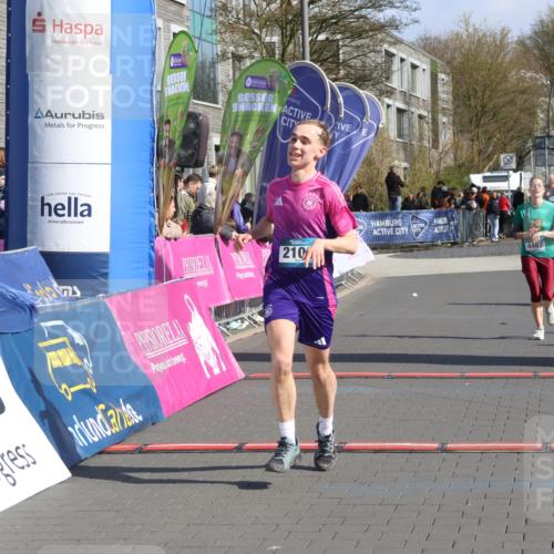 12.04.2026 - 45. Internationalen Wilhelmsburger Insellauf Strokosch-Dieckow http://msf.ph/oto/9452911 12.04.2026 10:37:35 Ziel 2106, 4467, 4482 meine-sportfotos.de