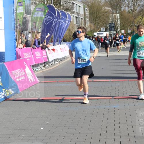 12.04.2026 - 45. Internationalen Wilhelmsburger Insellauf Strokosch-Dieckow http://msf.ph/oto/9452929 12.04.2026 10:37:39 Ziel 2106, 4467, 4482 meine-sportfotos.de