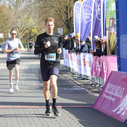 12.04.2026 - 45. Internationalen Wilhelmsburger Insellauf Strokosch-Dieckow http://msf.ph/oto/9452933 12.04.2026 10:25:40 Ziel 3321, 5502, 3812 meine-sportfotos.de