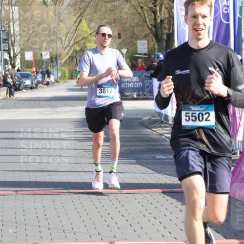 12.04.2026 - 45. Internationalen Wilhelmsburger Insellauf Strokosch-Dieckow http://msf.ph/oto/9452936 12.04.2026 10:25:41 Ziel 3321, 5502, 3812 meine-sportfotos.de